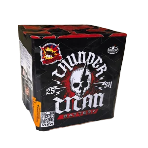Die Thunder Titan in der F3-Ausführung ist die konsequente Steigerung für alle, denen Standard-Saluts nicht laut genug sind. Diese 25-Schuss-Batterie feuert im rasanten Tempo massive Titan-Saluts in den Himmel. Jeder Schuss zerlegt mit einem markerschütternden Blitzknall und hinterlässt eine helle Wolke aus Titanfunken. Dank der Einstufung in Kategorie F3 und der optimierten Satzmenge bietet diese Batterie einen Schalldruck, der deutlich über F2-Niveau liegt. Ein absolutes Muss für ein brachiales Finale oder um unmissverständliche Akzente im Profi-Feuerwerk zu setzen.